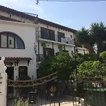 Pettite Morfo Hotel