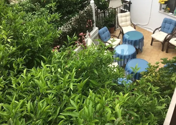 Pettite Morfo فندق 2*